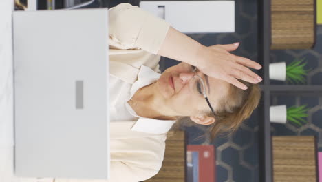 Vertical-video-of-Business-woman-looking-scared-at-laptop.